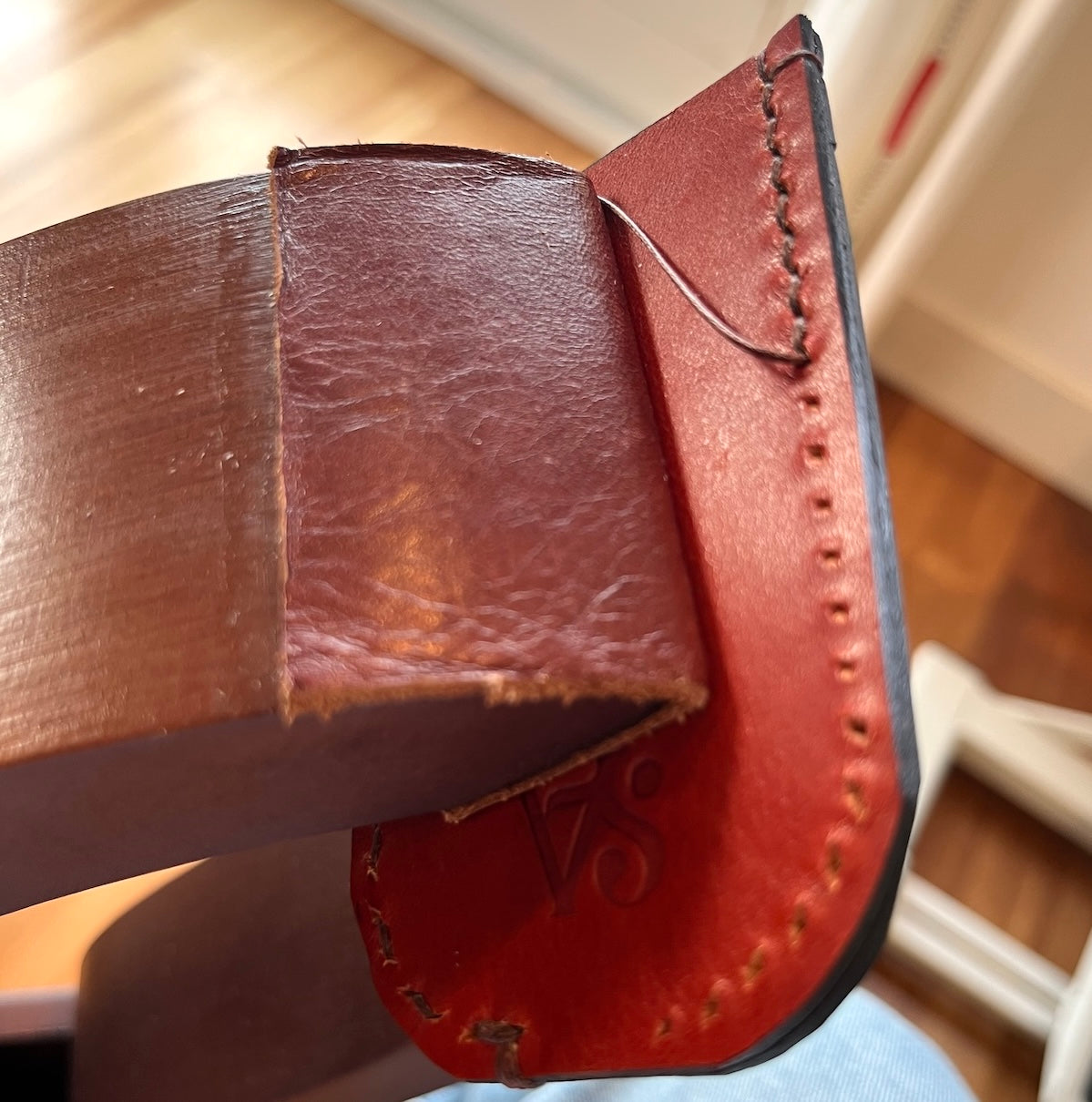 Leren sleutelhouder die met de hand genaaid wordt op de naaipony