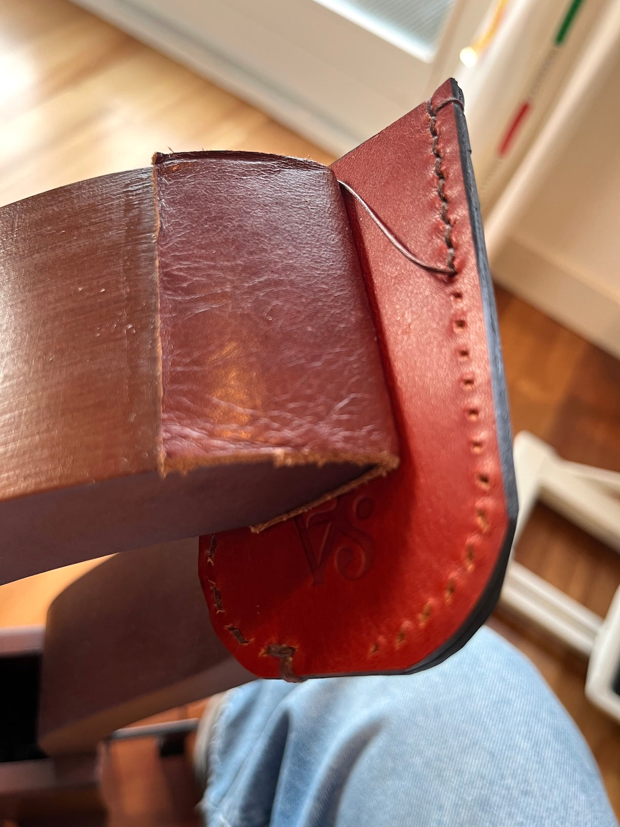 Nina die aan het naaien is met de hand in het atelier van SA Design