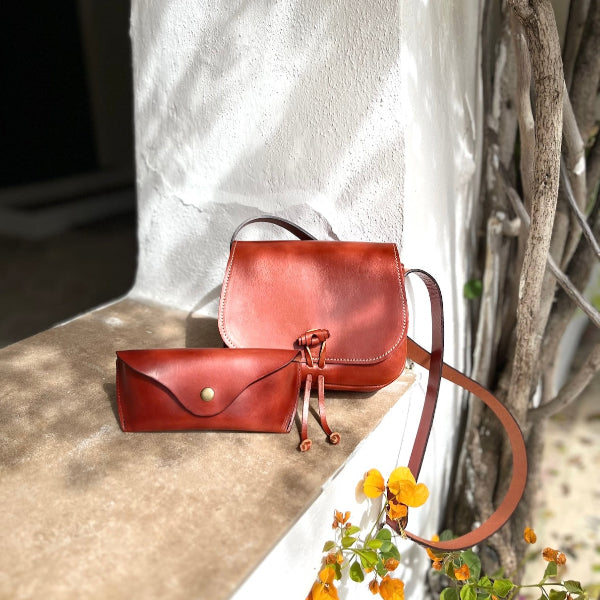 Handgemaakte leren crossbody tas uit de Sevilla collectie in cognac met leren brillenkoker in cognac
