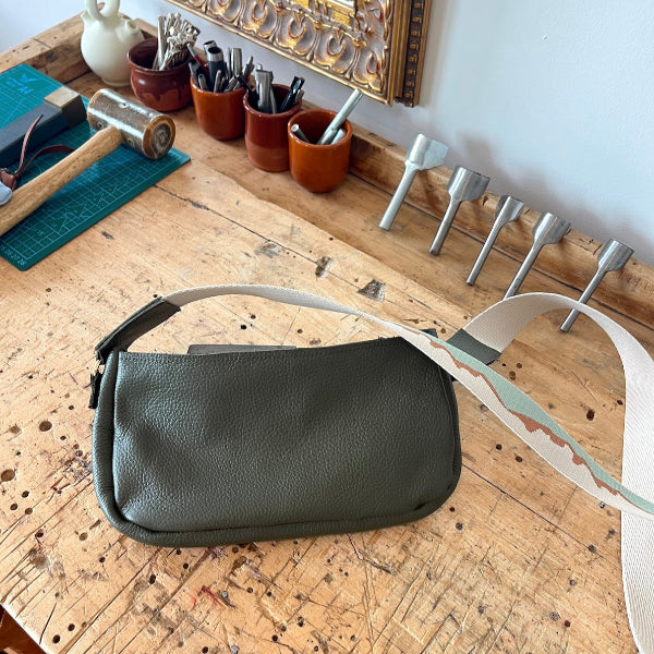 Prachtige olijfgroene croissant bag uit de workshop leren tas maken