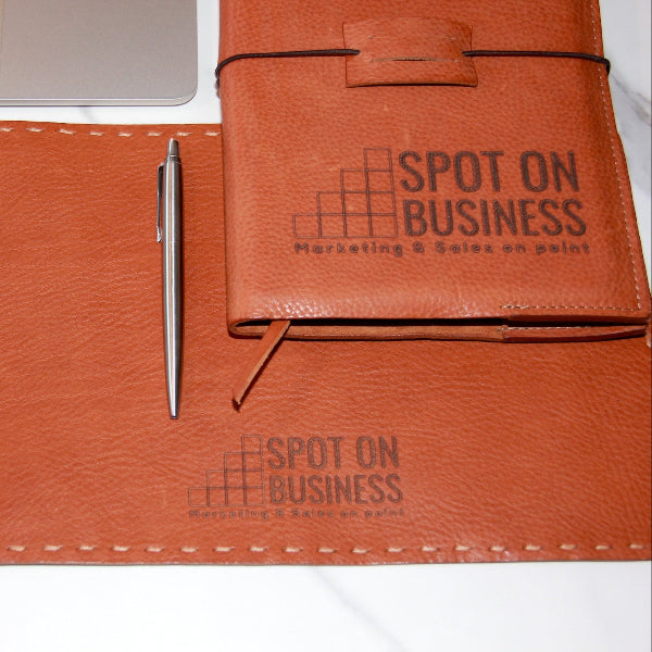 Handgemaakte leren notebook cover in camel met logo en muismat met logo