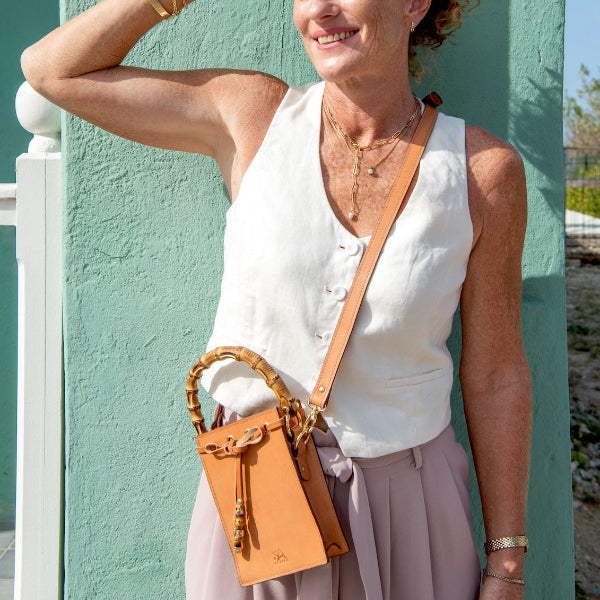 Handgemaakte duurzame crossbody tas uit de Madrid Bamboo collectie van SA Design op model