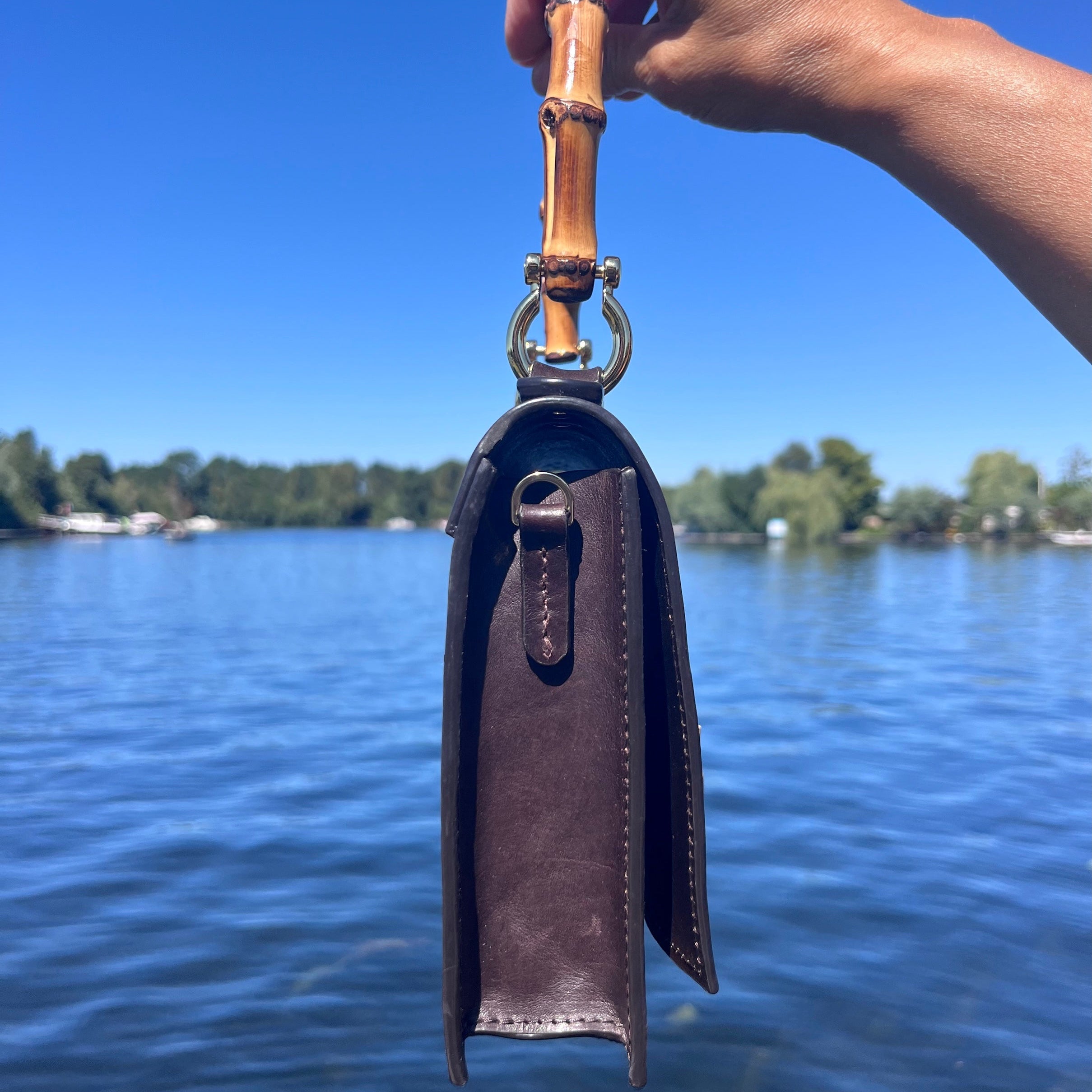 Lerne handtas Madrid Bambu zijkant aan de hand boven het water