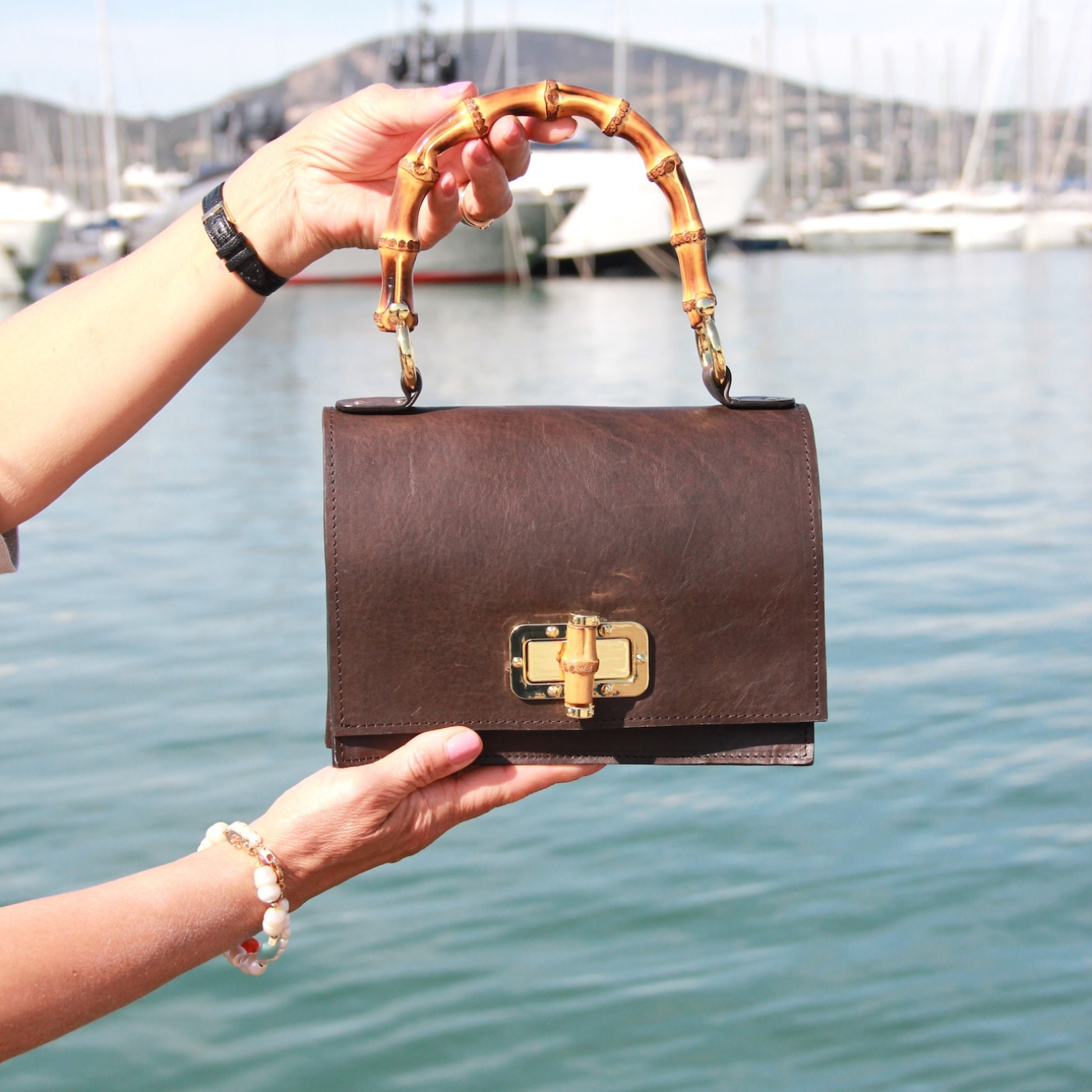 Madrid Bambu handtas van SA Design in de haven in de hand van Nina