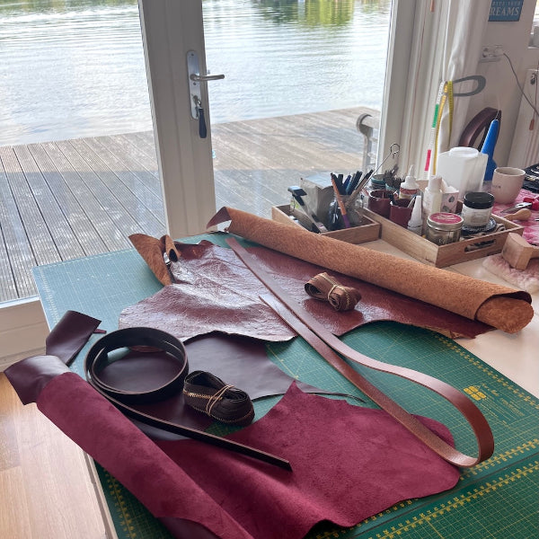 Kiezen van leer en andere details in de workshop leren tas