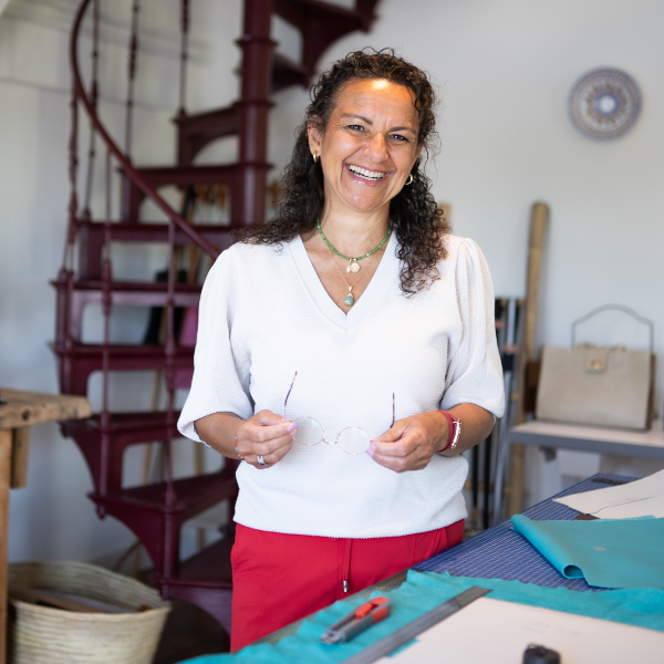 Nina in het atelier aan de werkband van SA Design in Vinkeveen