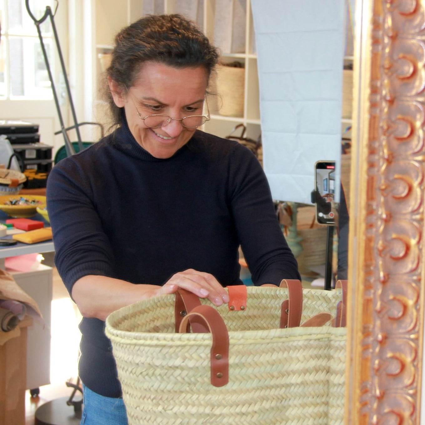 Nina in atelier met maken van een Sevilla rieten tas