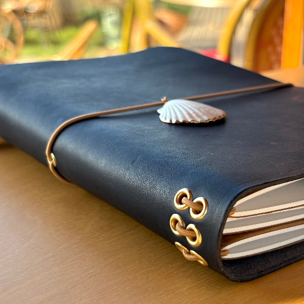 Notebook A5 met goudvergulde bedels en schelpbedel als sluiting 