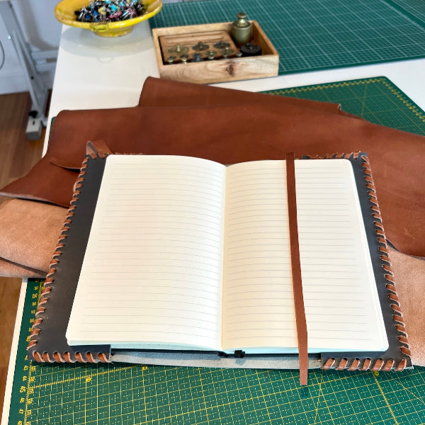 Handgemaakte notebook met leren lint en lint omslag binnenzijde