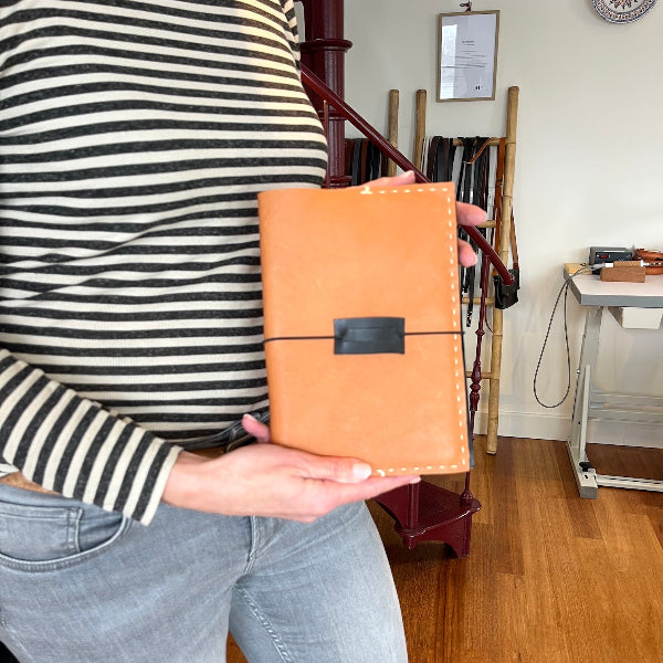 Notebook handgemaakt in de hand met zwarte sluiting en pennenhouder