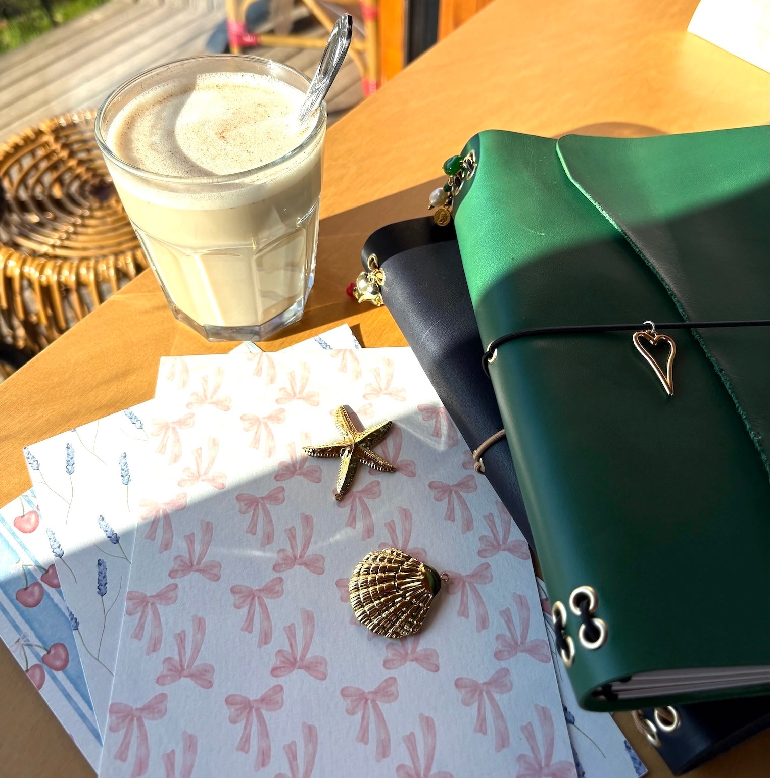 Leren notebooks A5 met goudvergulde bedels en schriften en designpapier