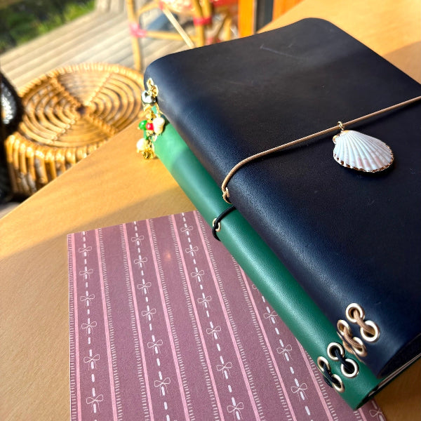 Notebooks A5 met goudvergulde bedels en designpapier in bordeauxrood met strikjes