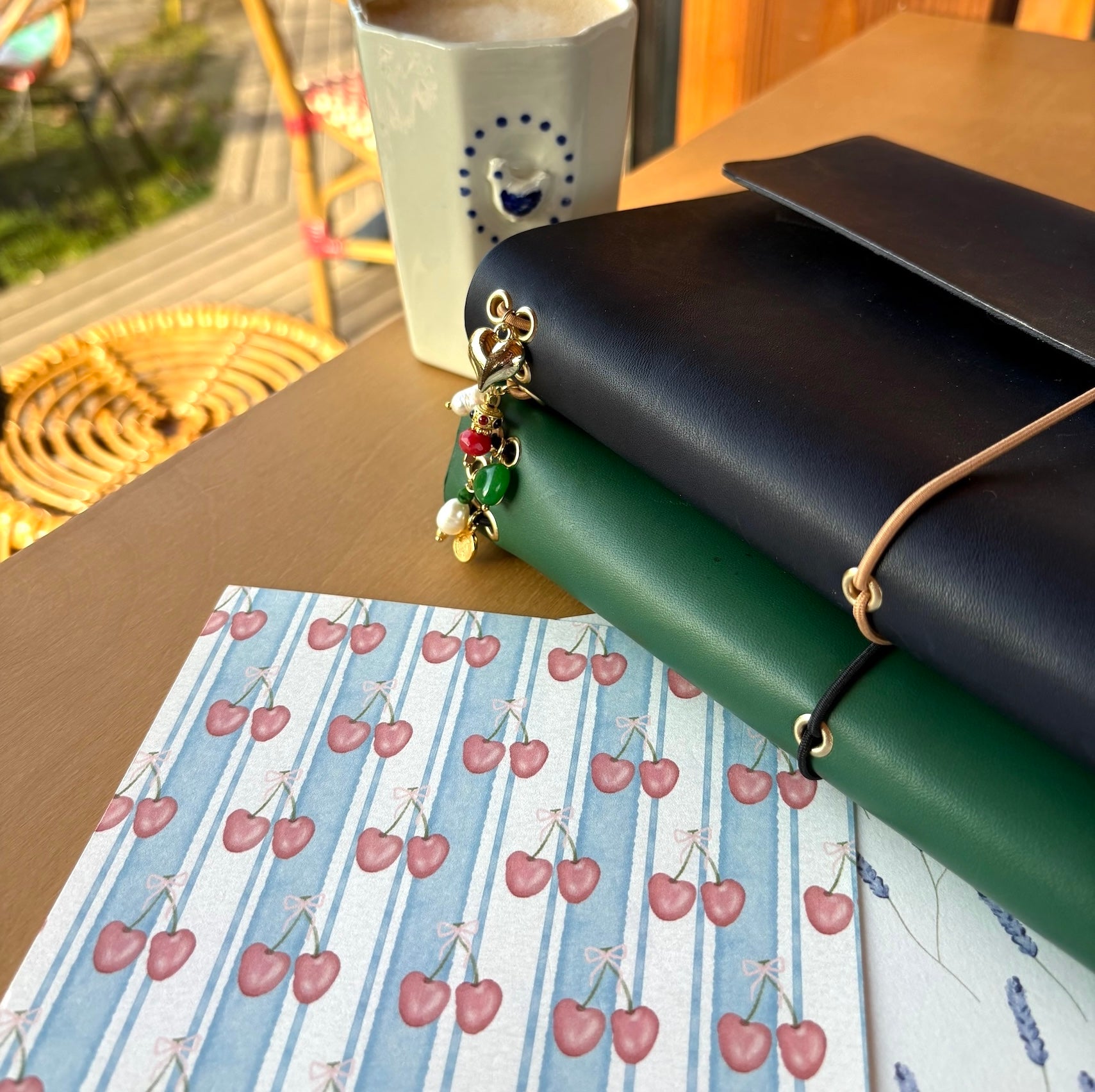 Leren notebooks met close up van bedels en designpapier