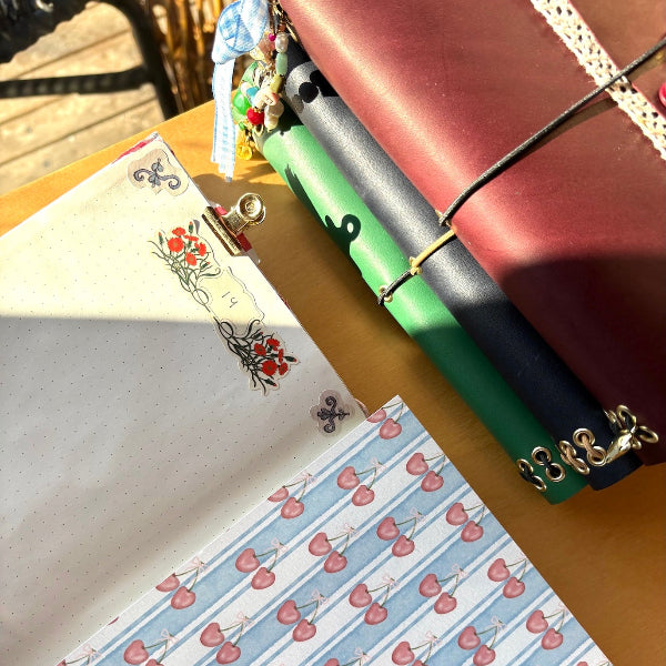 Notebooks A5 met goudvergulde bedels  en bovenaanzicht van een open notebook