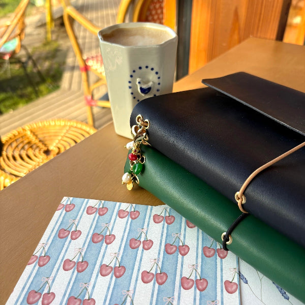 Notebooks A5 met goudvergulde bedels  en designpapier met kersen en lavendel