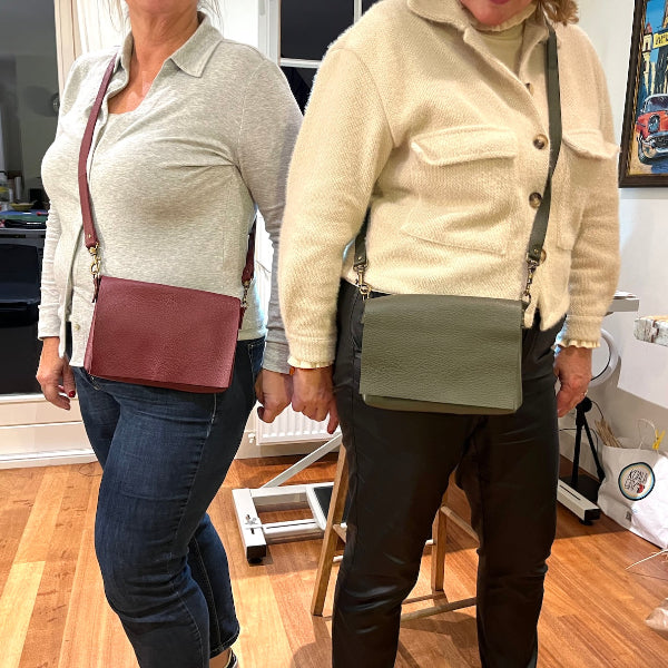 Handgemaakte leren tassen in met flap in olijfgroen en bordeaux natuurlijk gelooid leer in workshop leren tas van SA Design