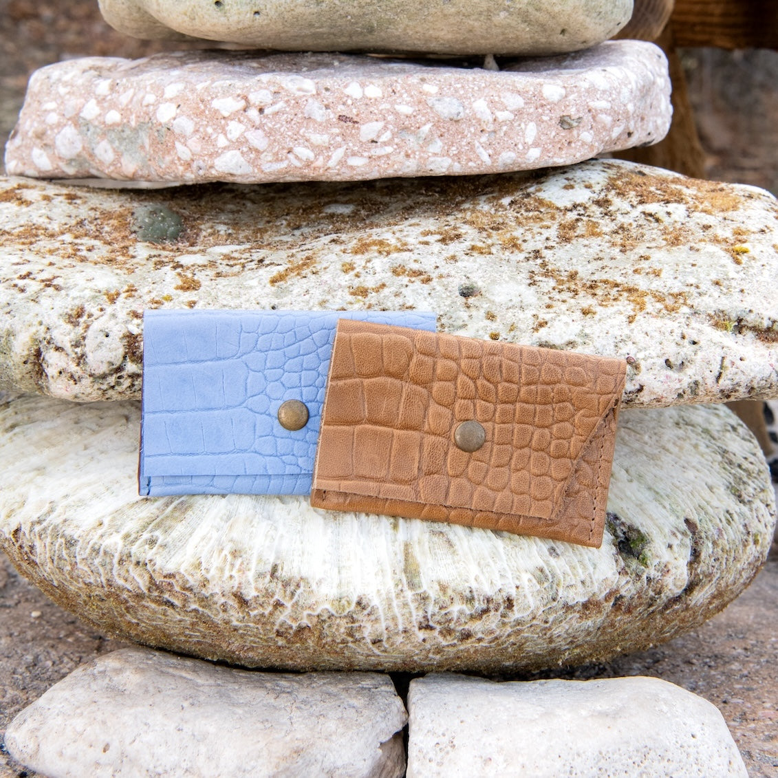 Handgemaakte leren pasjeshouder op een steen