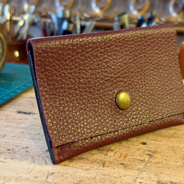 Bordeaux pasjeshouder met 3 vakken en oud goud drukker