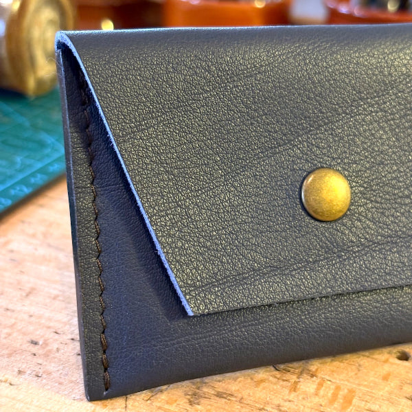 Donkerblauwe pasjeshouder met 3 vakken