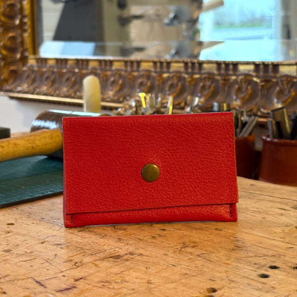 Rode pasjeshouder met 3 vakken en oud goud drukker