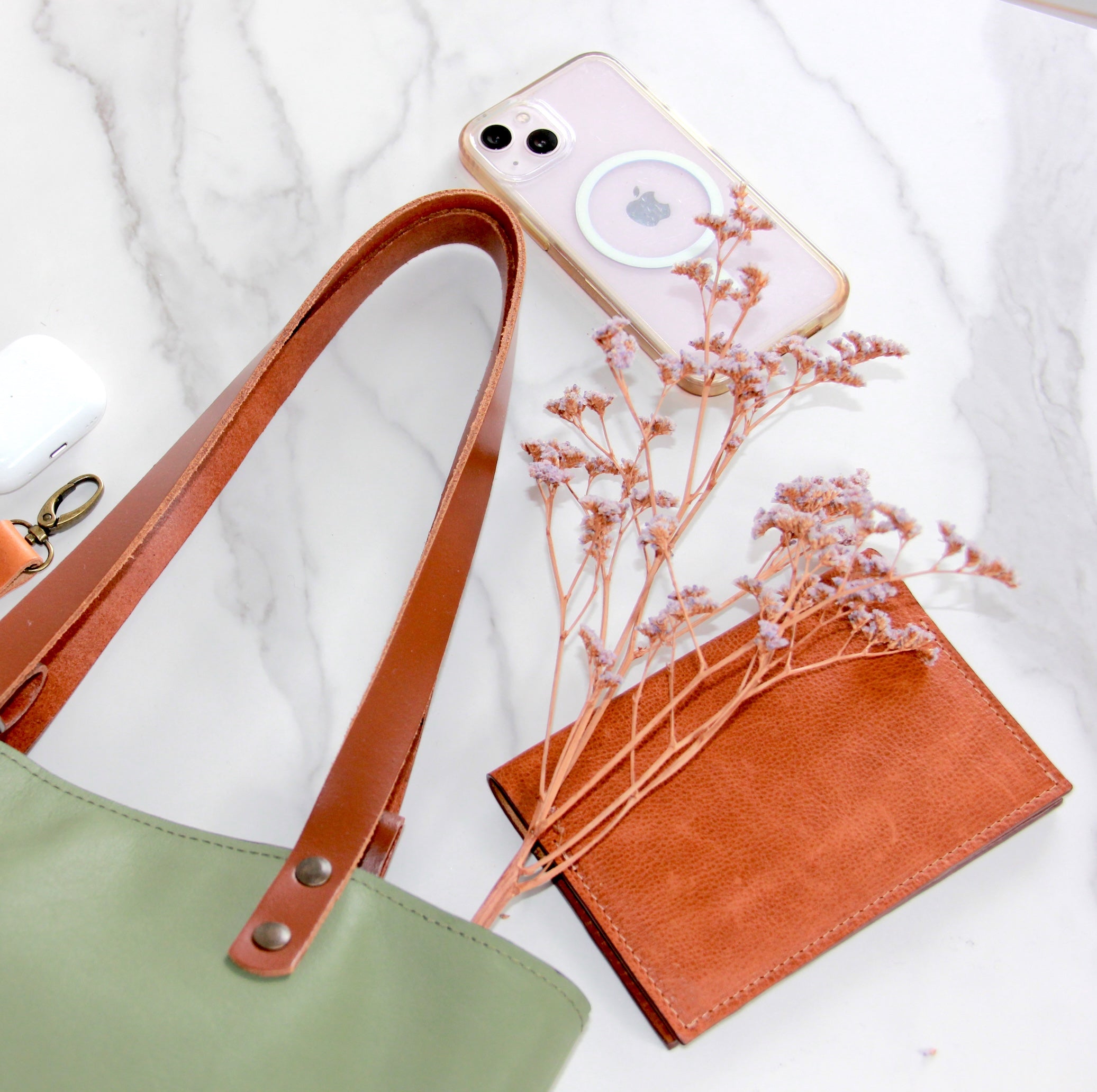 Paspoorthoes in camel bij een olijfgroene tote bag