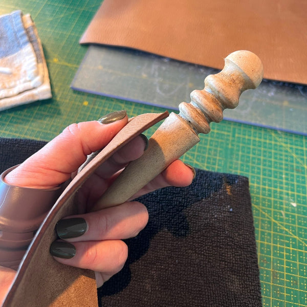 Polijsten in workshop leren notebook cover maken