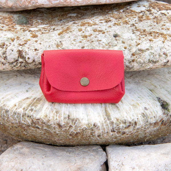 Portemonnee in rood met 3 vakken op een steen 