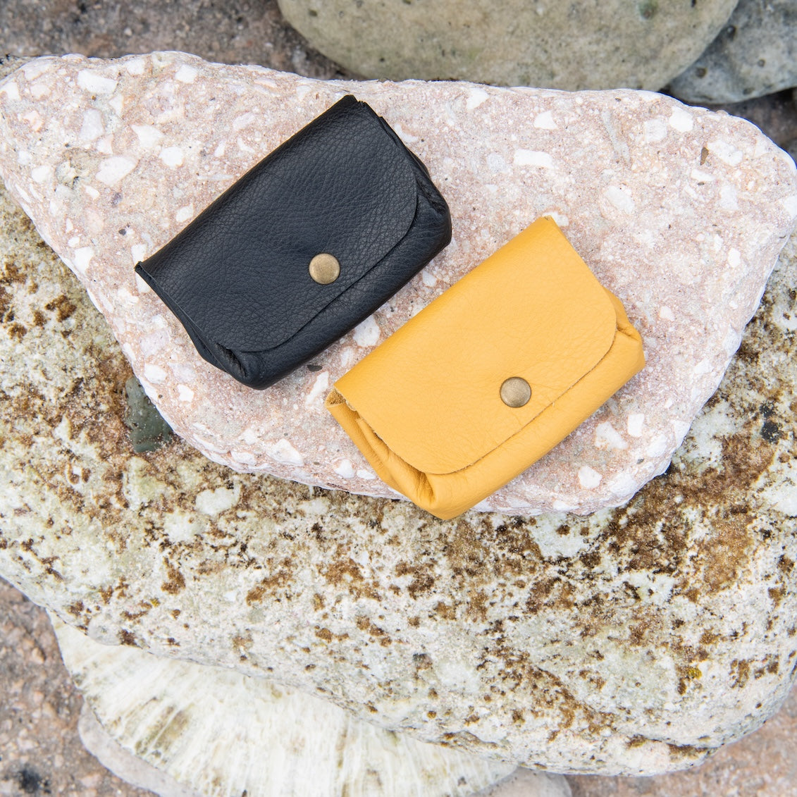 Handgemaakte leren portemonnees op een steen