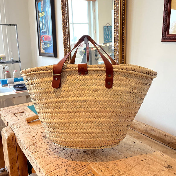 Rieten boodschappentas uit de Valencia collectie met leren handvatten