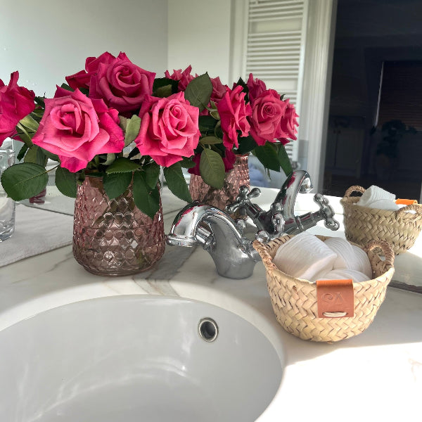 Sfeerbeeld van rieten mini mandje uit de Valencia collectie in de badkamer met watjes