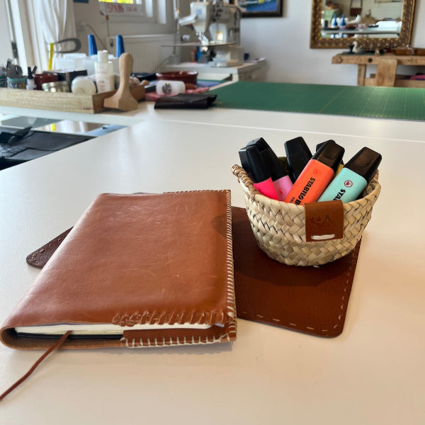 Sfeerbeeld van rieten mini mandje uit de Valencia collectie het bureau met markers