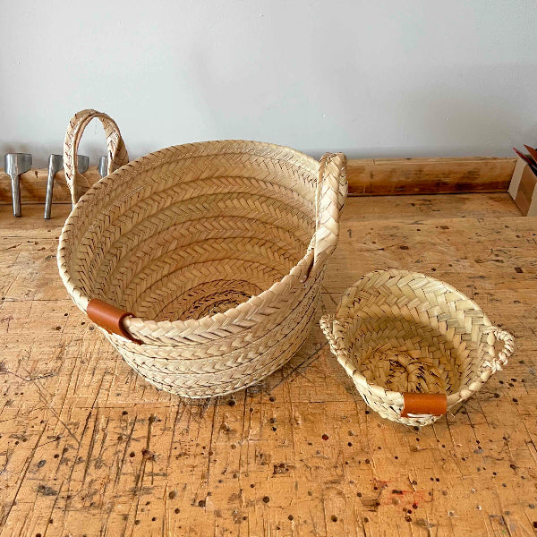 Twee rieten mandjes op de werkbank in het atelier van SA Design