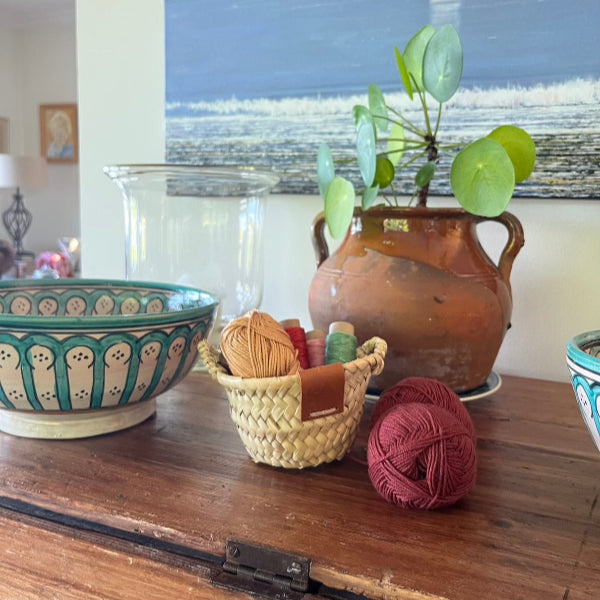 Handige organiser van palmblad voor garens en wol in huis