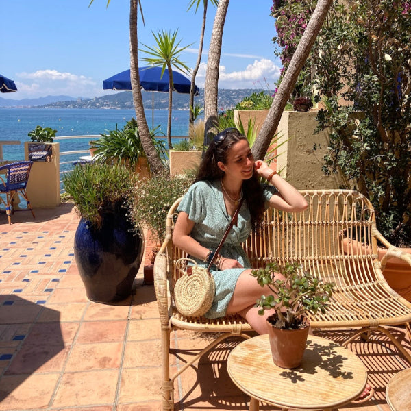 Kleine rieten schoudertas in Saint-Tropez aan zee