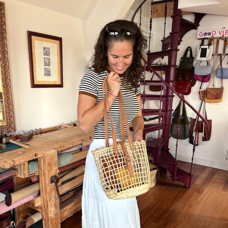 Rieten shopper met open vlechtwerk met inhoud
