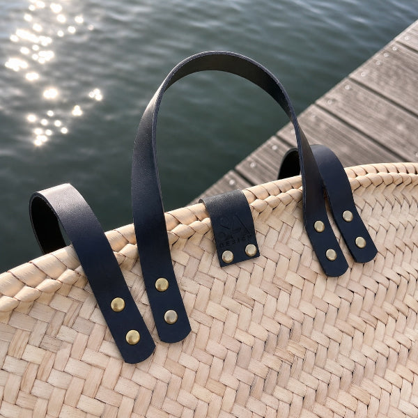 Rieten tas met goudkleur studs in medium formaat