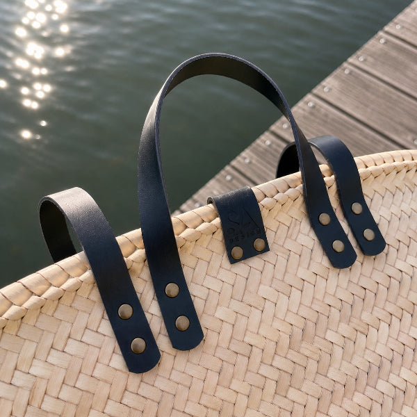 Rieten tas met oudgouden studs in medium formaat