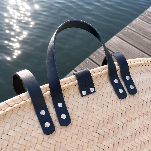 Rieten tas met zilverkleur studs in medium formaat