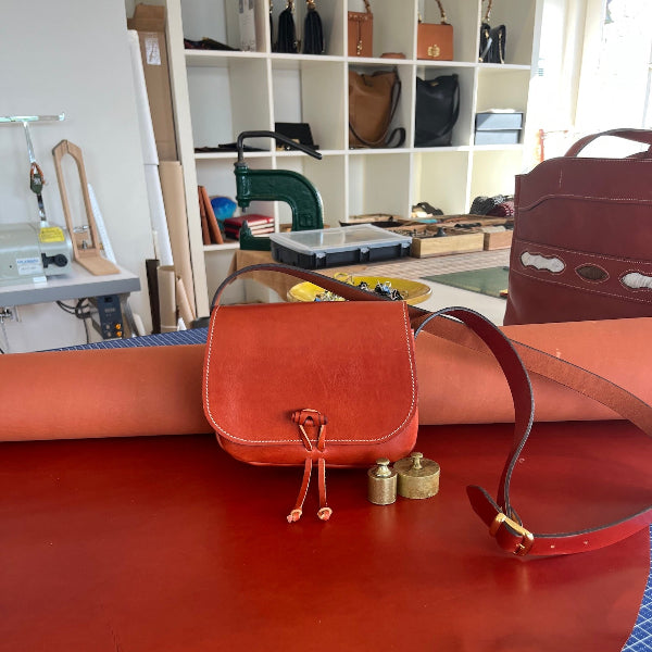 Leer op de werkbank met 2 leren tassen uit de Sevilla collectie