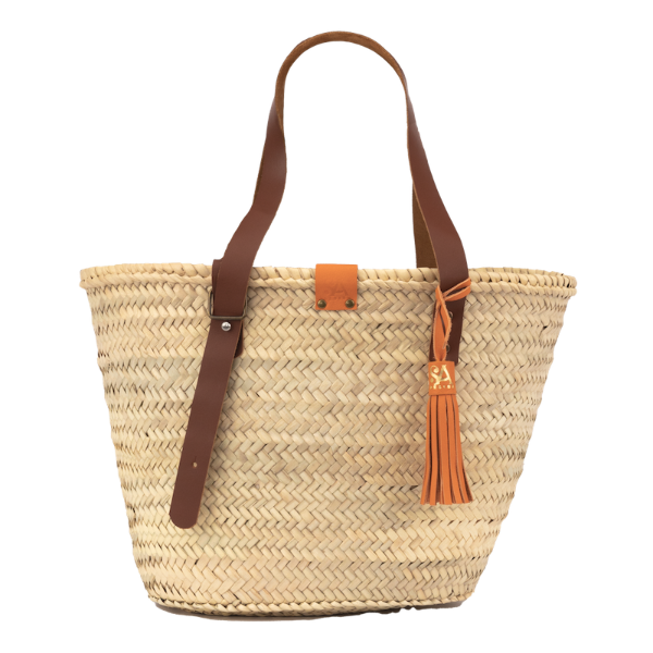 Handgemaakte rieten tas uit de Sevilla collectie met verstelbare leren hengsels en een oranje leren kwast