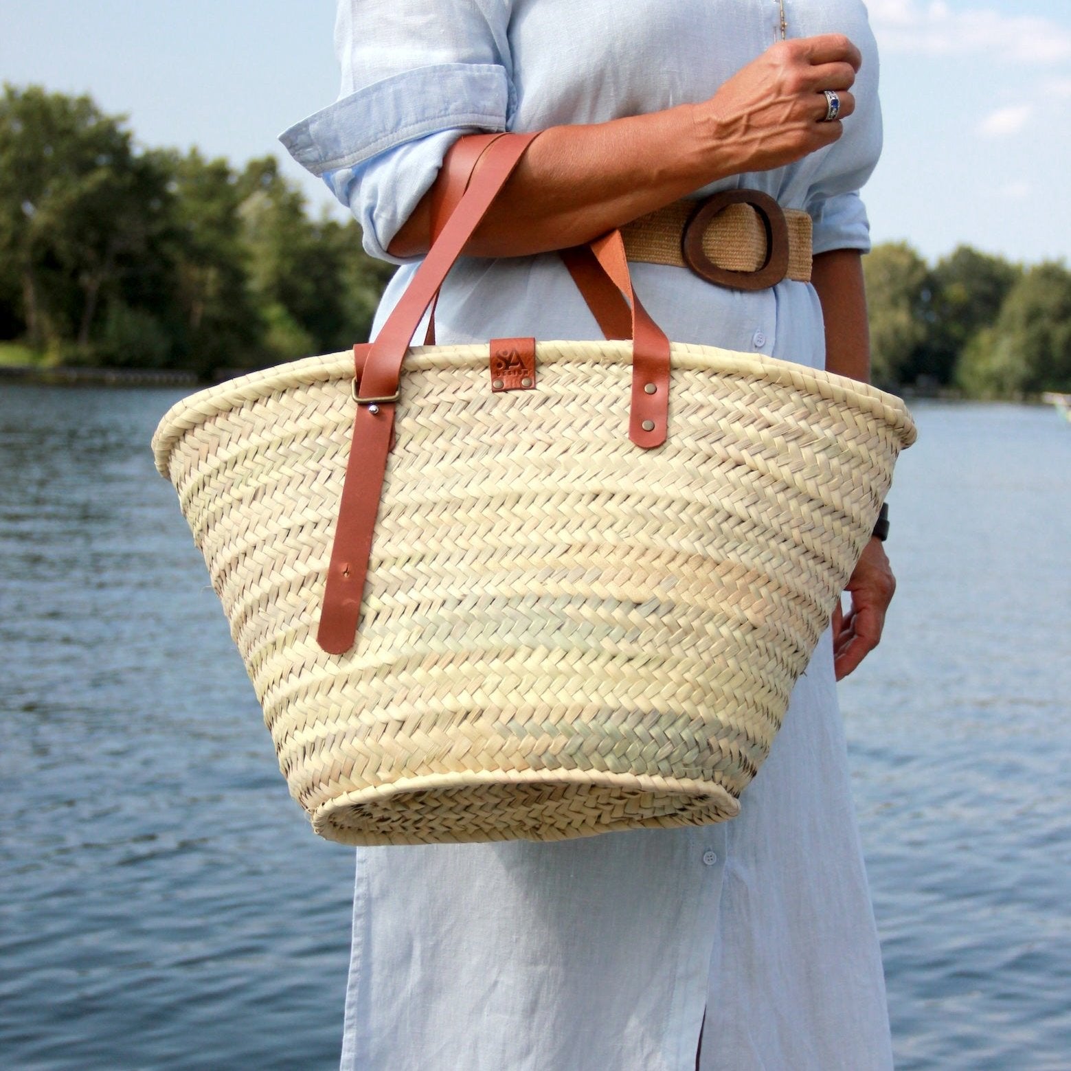 Handgemaakte rieten strandtas medium uit de Sevilla collectie met verstelbare leren hengsels