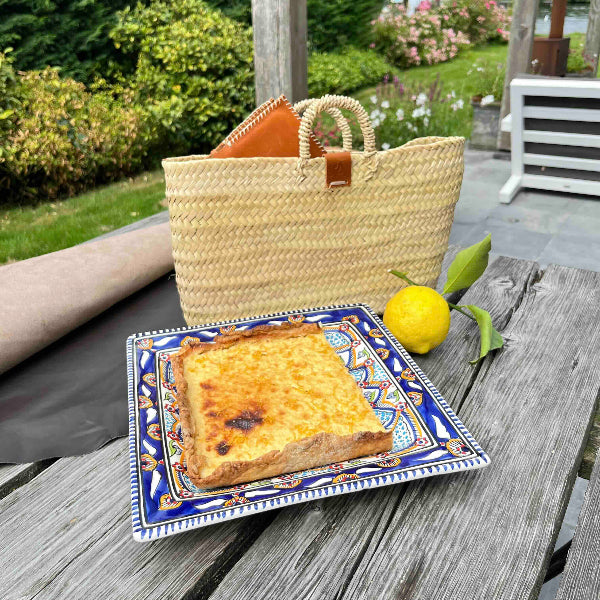 Handgemaakte rieten tas in vierkant model klein op tafel met citroentaart