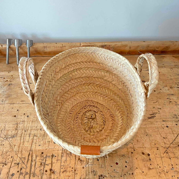 Rieten tasje gemaakt in Spanje op de werkbank van boven gefotografeerd