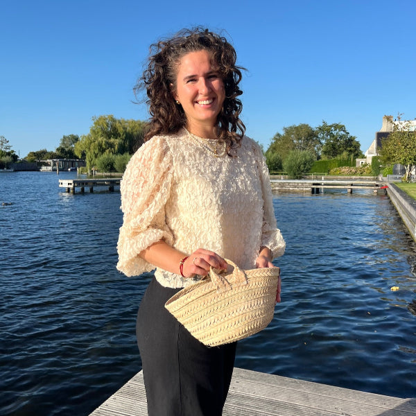 Sofia met een rieten tasje op de steiger