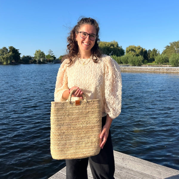 Sofia met de rieten tote tas uit de Valencia collectie aan de hand