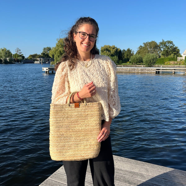 Sofia met de rieten tote Valencia aan haar arm op de steiger