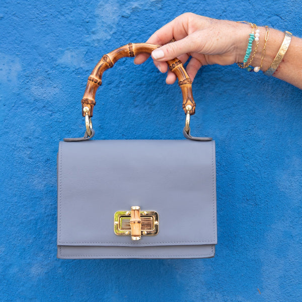 Handtas uit de Madrid Bamboo collectie in lichtblauw