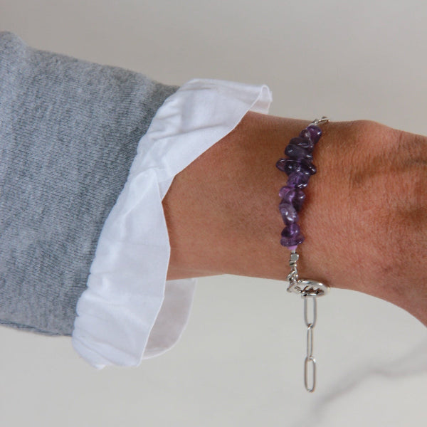 Handgemaakte zilver vergulde armband met amethyst  en grote ronde sluiting detail op pols