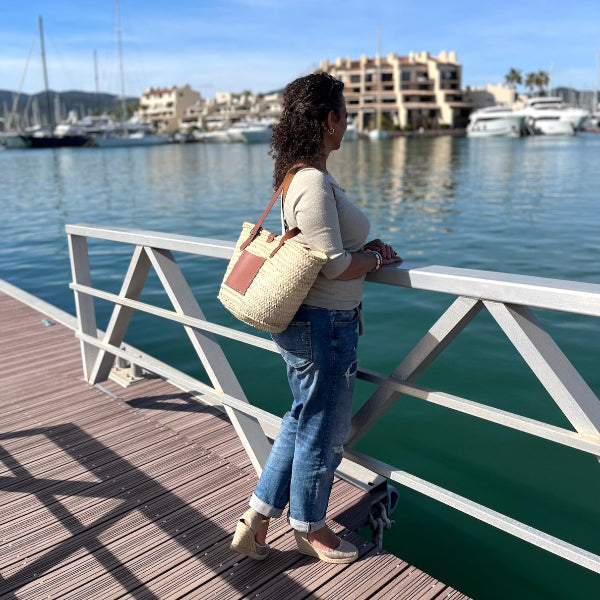 Rieten tas Sevilla met leren vakken in Saint Tropez
