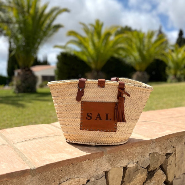 Handgemaakte rieten tas met initialen uit de Sevilla collectie van SA Design